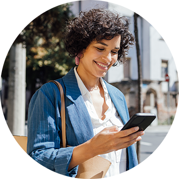 Mulher a olhar para o smartphone