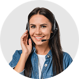 Mulher a falar com clientes através do contact center