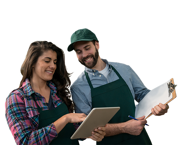 Um homem e uma mulher com documentos na mão a conversar