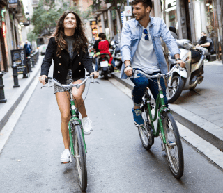 Mulher e homem a andarem de bicicleta