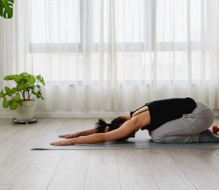 Rapariga a fazer yoga em casa 