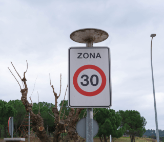 Sinal de trânsito de velocidade numa localidade