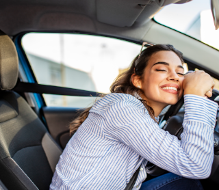 Rapariga agarrada ao volante do carro