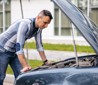 Homem a reparar o seu carro
