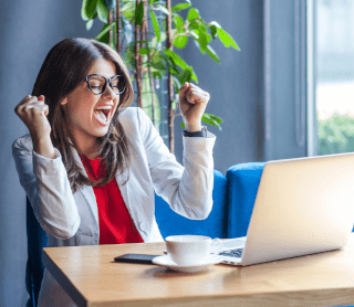 Rapariga feliz a olhar para o computador