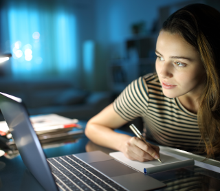 Rapariga a estudar na sua secretária