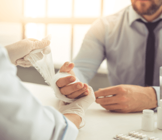 Homem no médico a ser tratado na mão