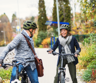 duas pessoas a andar de bicicleta