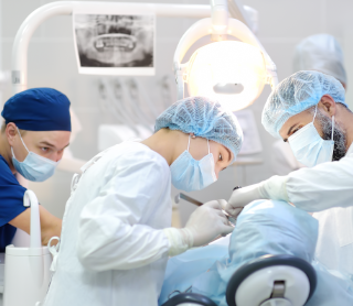 dentistas a tratar paciente