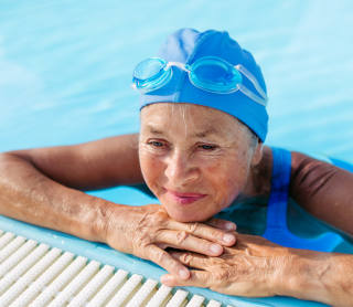 senhora na piscina