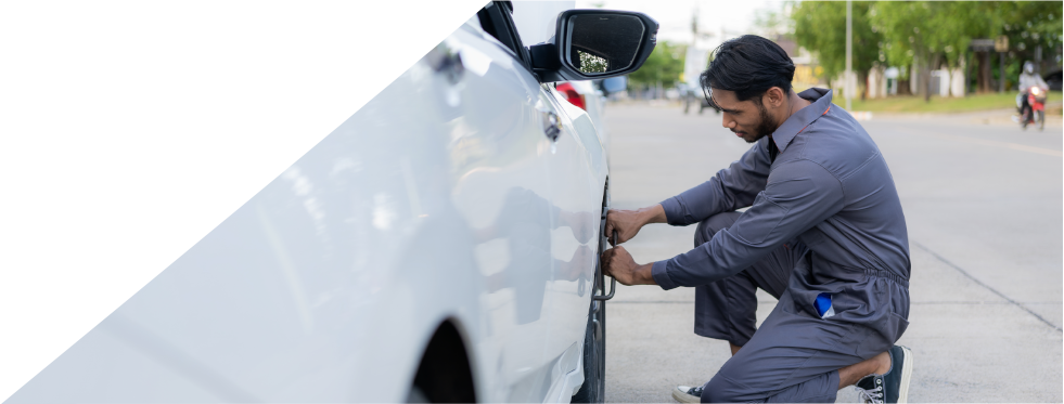 Homem a substituir o pneu do carro