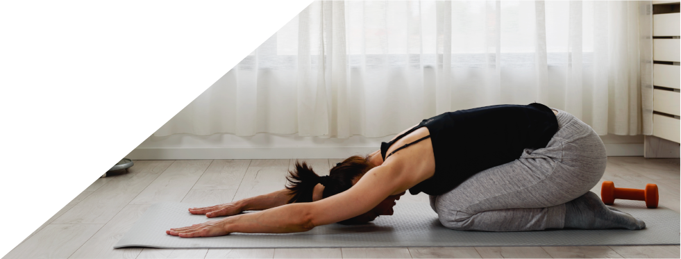 Rapariga a fazer yoga em casa 