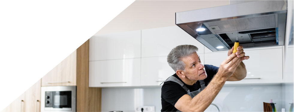 Senhor a arranjar exaustor da cozinha
