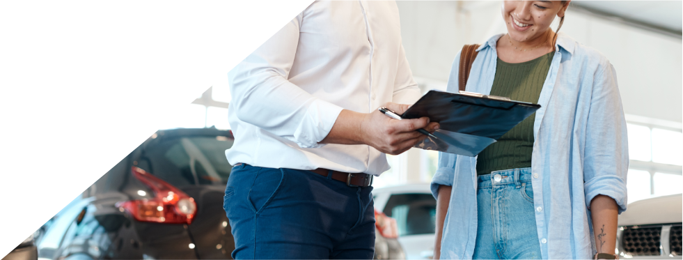 Homem e mulher num stand de automóveis