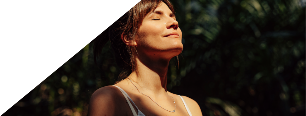 Rapariga a apanhar sol