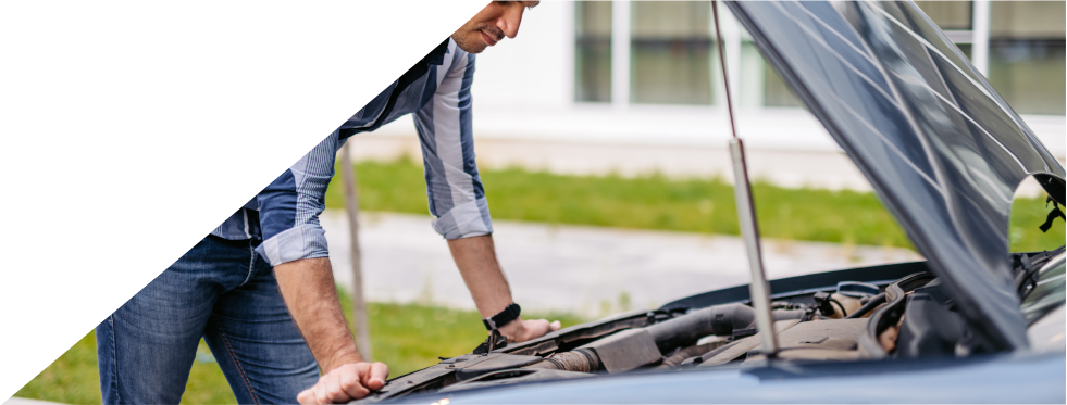 Homem a reparar o seu carro