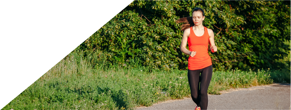 Rapariga a correr no meio do campo