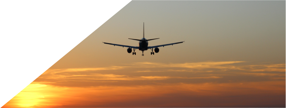 Avião a sobrevoar o pôr do sol