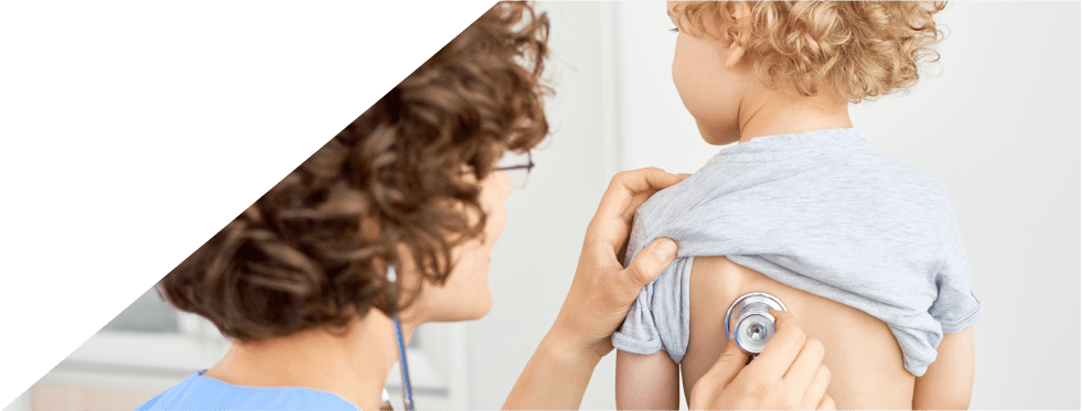 Criança no consultório médico