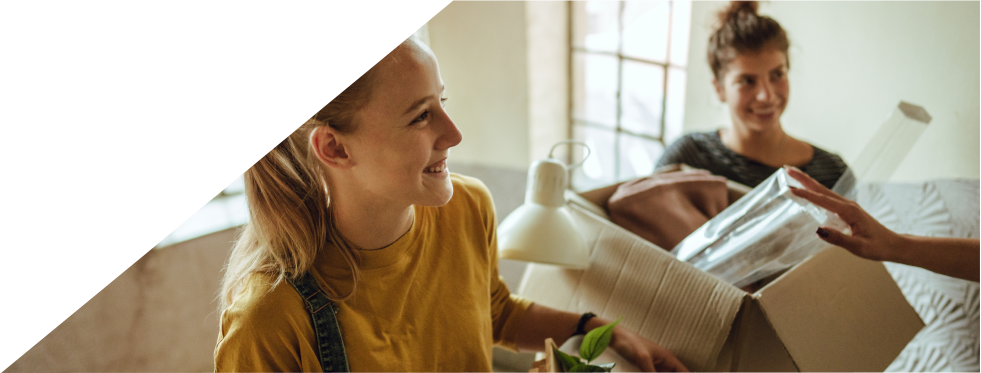 Duas raparigas a fazerem mudanças para a nova casa 