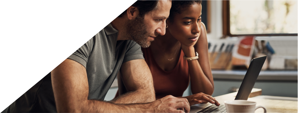 Casal a olhar para o computador