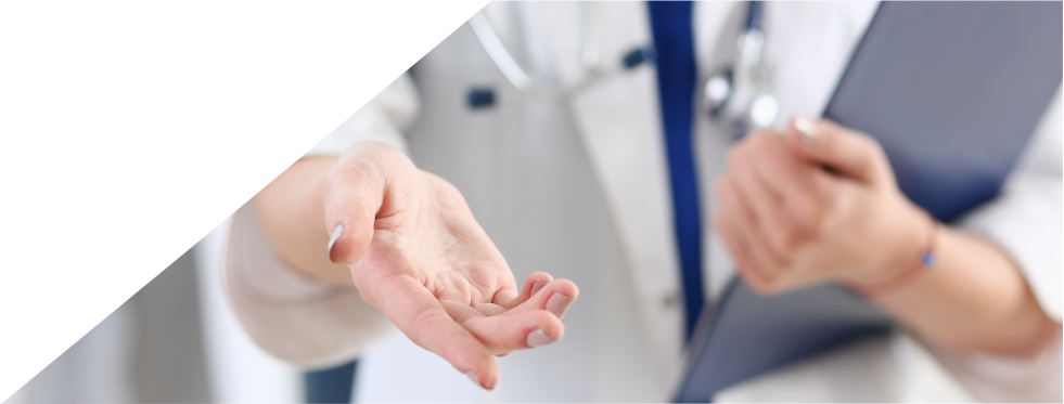 Médica com a mão esticada para a frente 