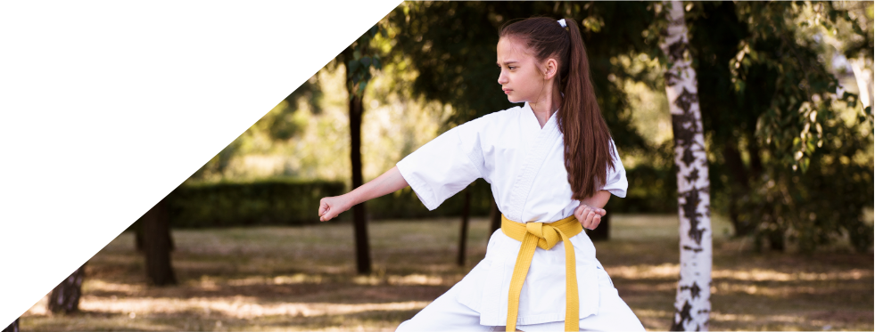 rapariga a fazer artes marciais
