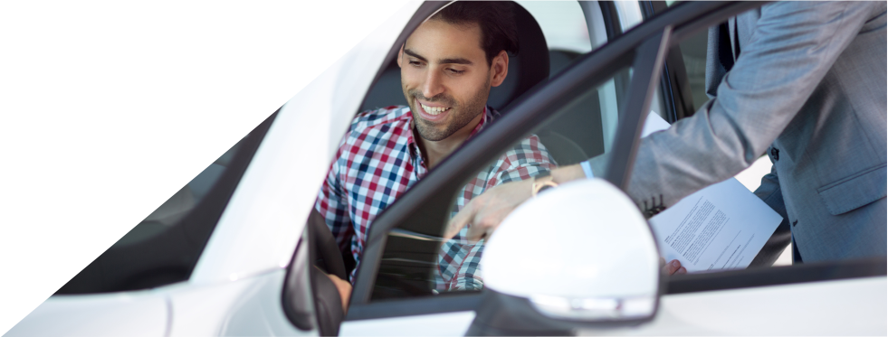 senhor a mostra carro a rapaz