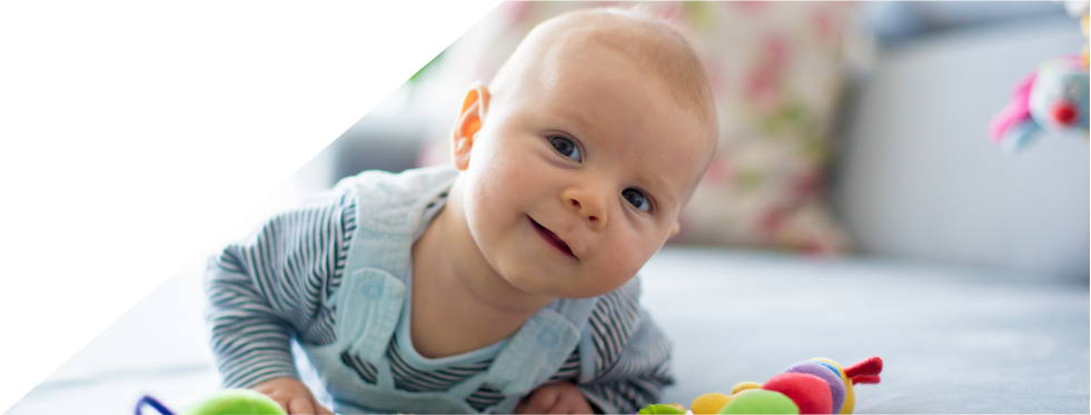Bebé a brincar de barriga para baixo