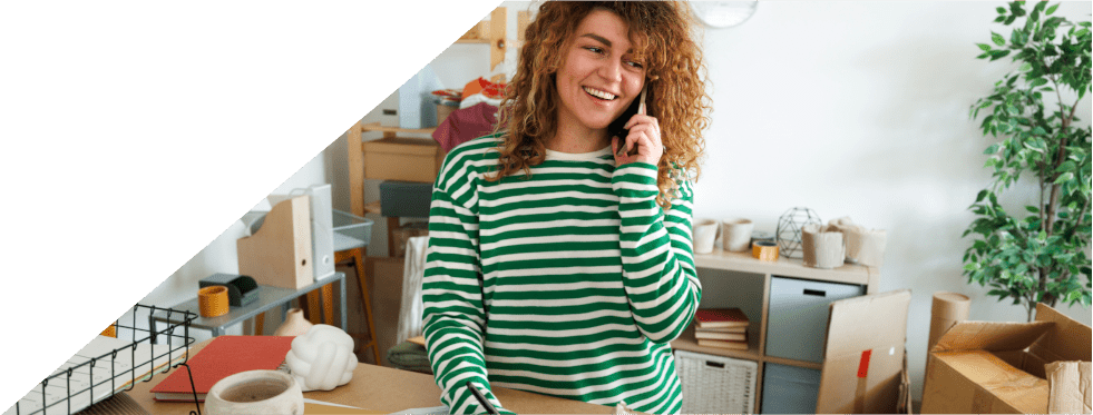 rapariga feliz a falar ao telefone em casa