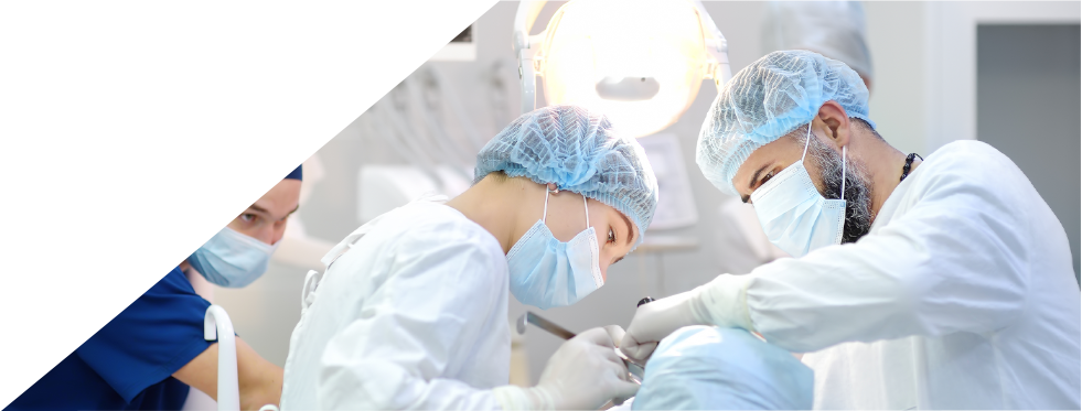 dentistas a tratar paciente