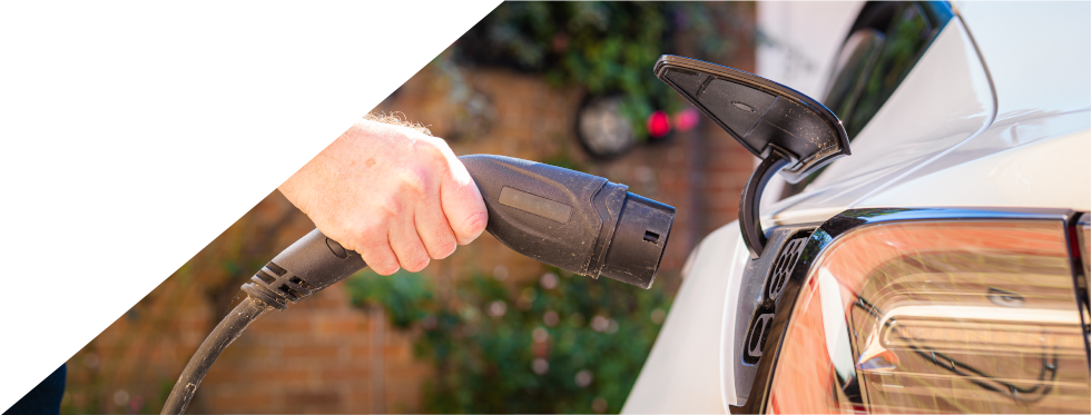 mão a colocar carregador elétrico