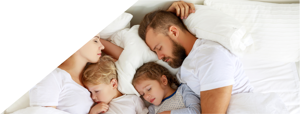 familia a dormir na cama