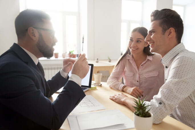 Um casal e um agente a conversar