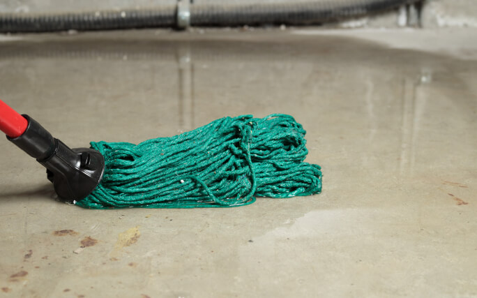 Cano a deitar água. Depois de desligar a água faça a participação de sinistro.