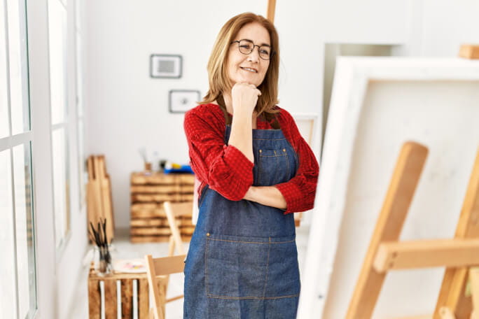 Mulher a olhar para uma tela de pintura