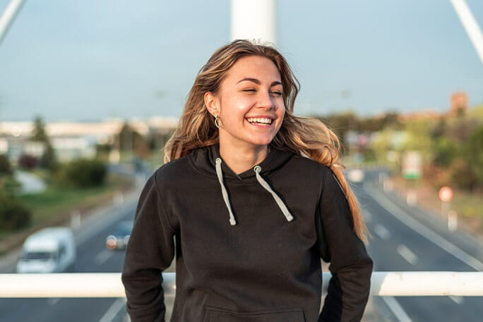 Rapariga sorridente a estudar no estrangeiro.