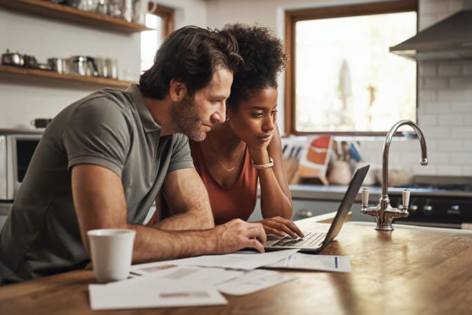 casal a gerir o seu orçamento mensal 