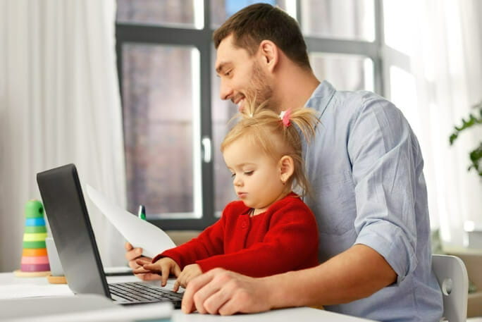 Pai com filha ao colo fala-lhe de poupar dinheiro.