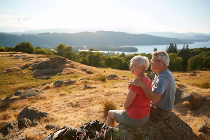 Idosos na natureza a contemplar uma paisagem 