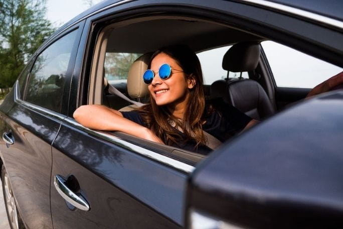 mulher dentro do carro