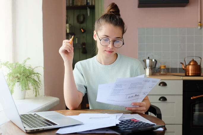Jovem mulher a preencher o IRS