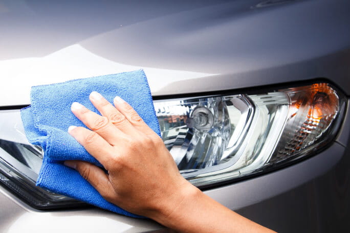 Limpeza dos faróis de um carro.