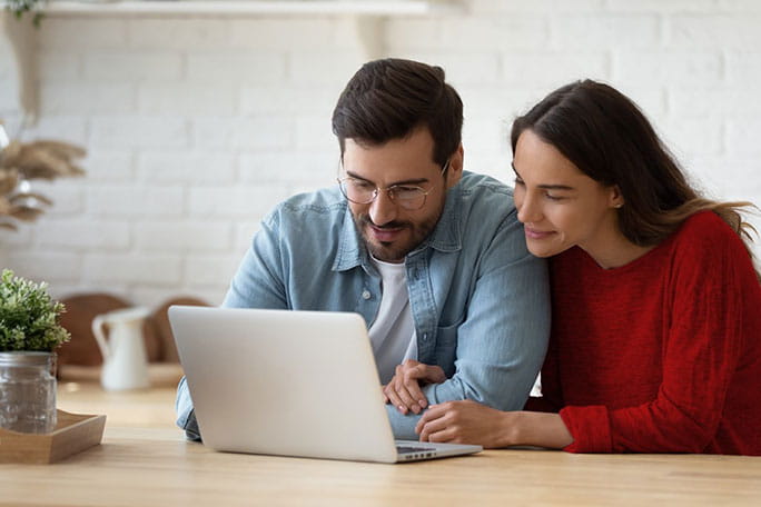 casal a ver o computador