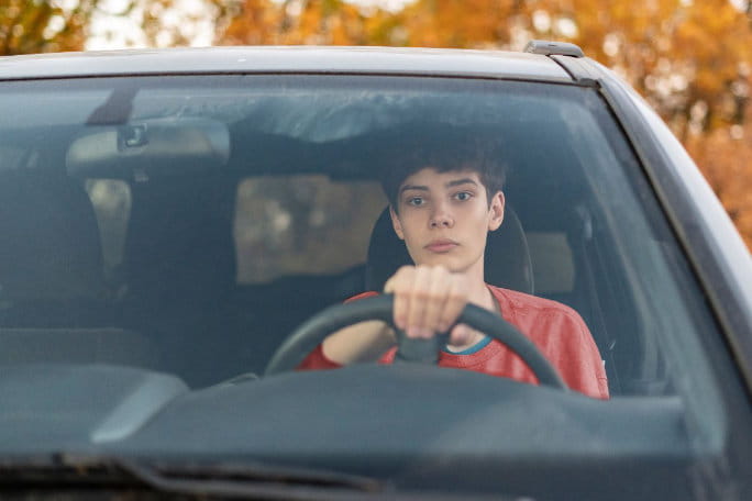 mulher com medo a conduzir