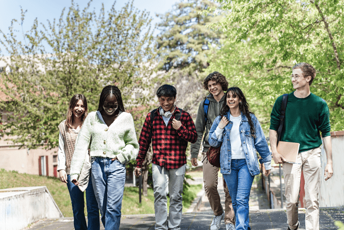 Grupo de jovens a estudar no estrangeiro