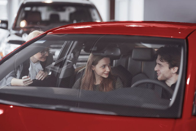 Casal dentro de um carro