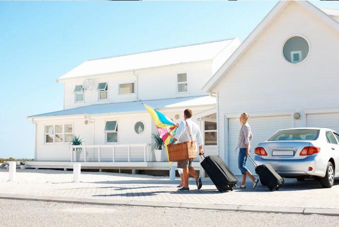 família em início de férias, depois de arrendar casa de férias e de evitar fraudes