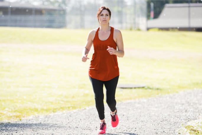 Mulher a correr no exterior e a treinar para uma maratona, a corrida de 42 km
