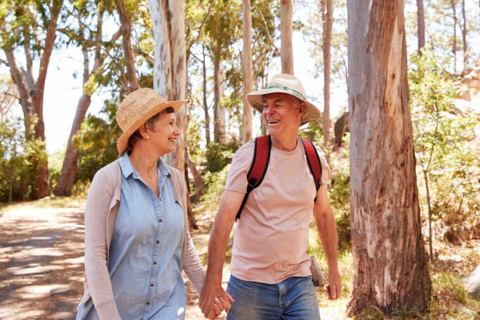 Casal de seniores a caminhar na floresta